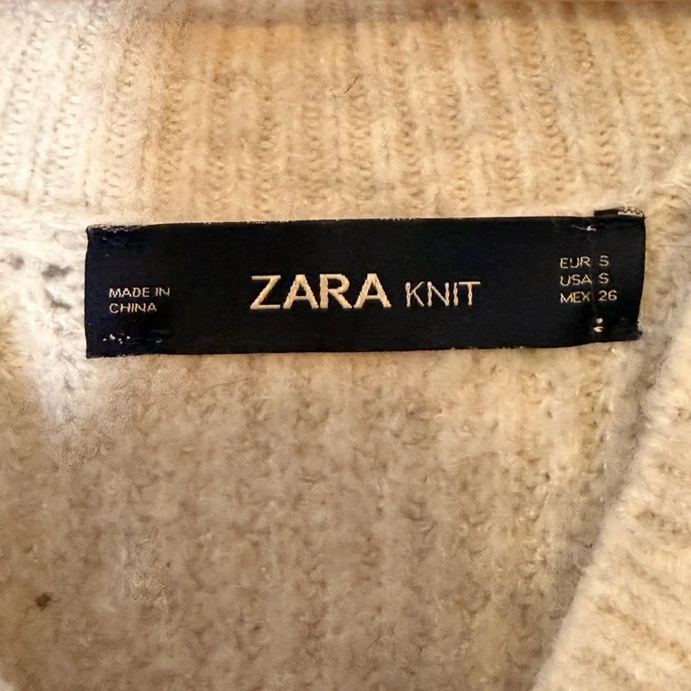 Zara Neutral Cream V-Neck Ribbed Knit Sweater - Picture 2 of 2